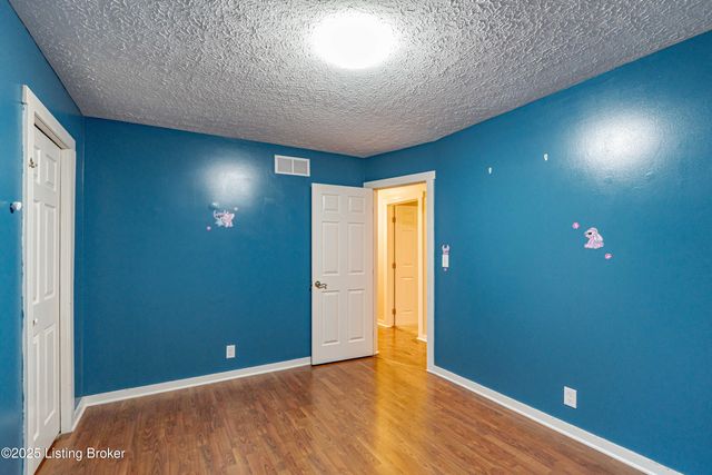 8702 McKenna Way, Louisville, KY 40291