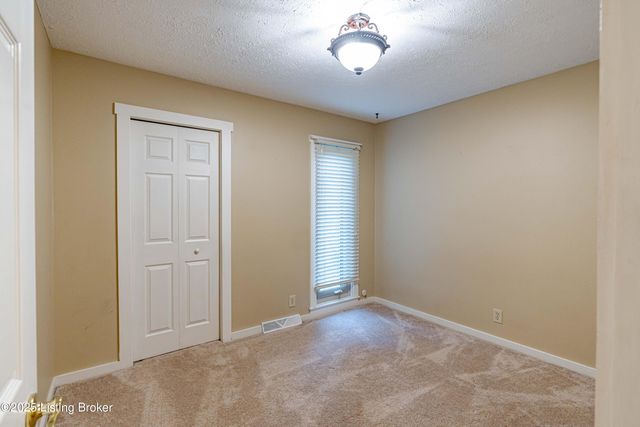 8702 McKenna Way, Louisville, KY 40291