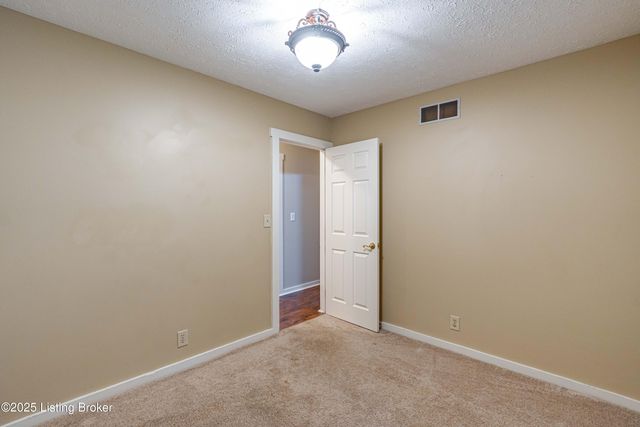 8702 McKenna Way, Louisville, KY 40291