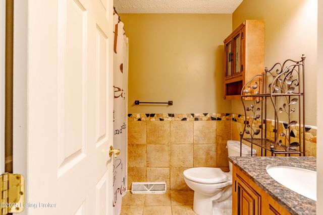 8702 McKenna Way, Louisville, KY 40291