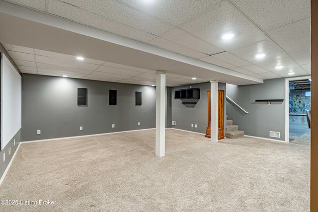 8702 McKenna Way, Louisville, KY 40291