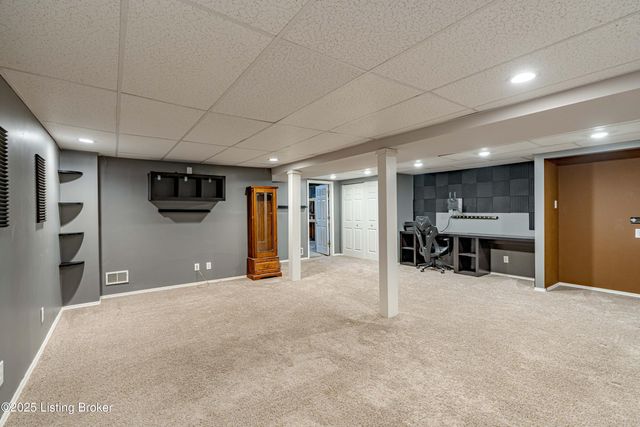 8702 McKenna Way, Louisville, KY 40291