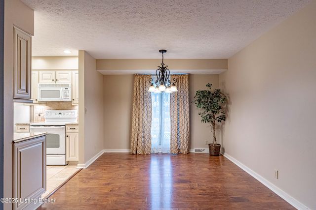 8702 McKenna Way, Louisville, KY 40291