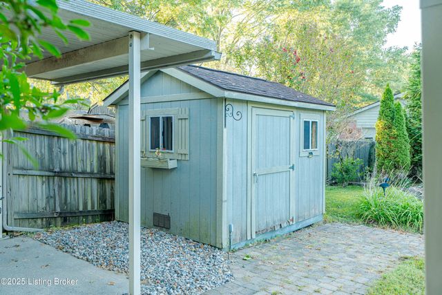 8702 McKenna Way, Louisville, KY 40291