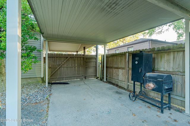 8702 McKenna Way, Louisville, KY 40291