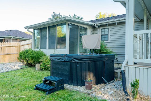 8702 McKenna Way, Louisville, KY 40291