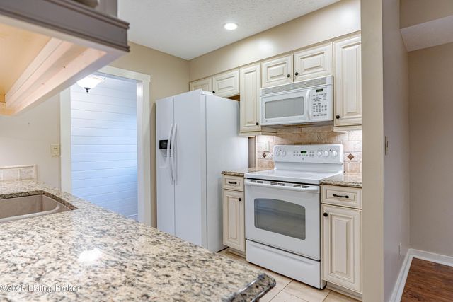 8702 McKenna Way, Louisville, KY 40291