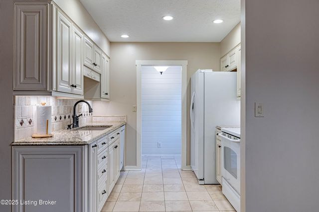 8702 McKenna Way, Louisville, KY 40291