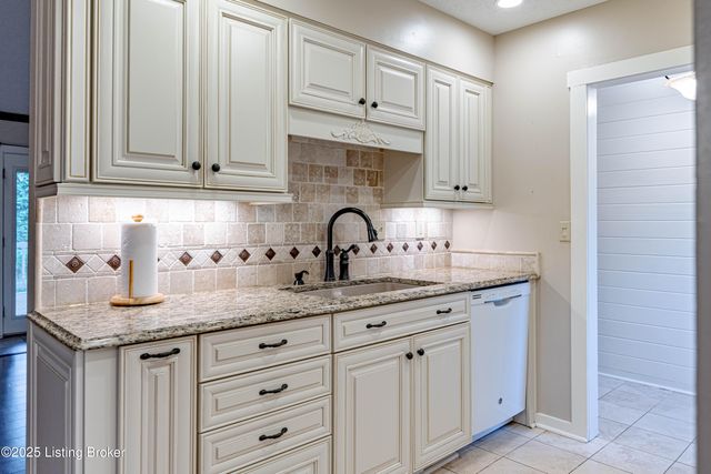 8702 McKenna Way, Louisville, KY 40291