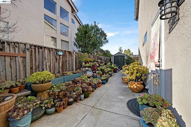 15100 15100 Shining Star Ln, San Leandro, CA 94579