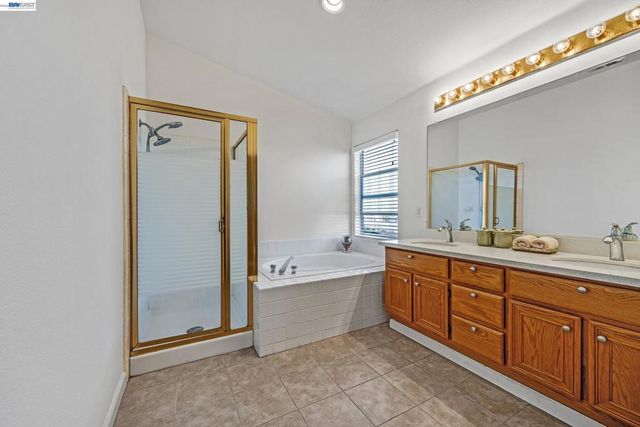 15100 15100 Shining Star Ln, San Leandro, CA 94579