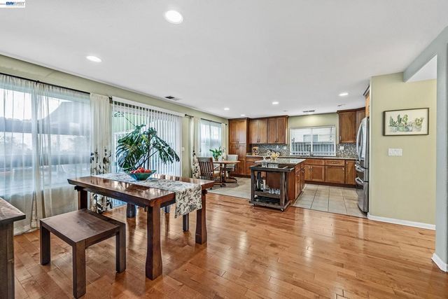 15100 15100 Shining Star Ln, San Leandro, CA 94579