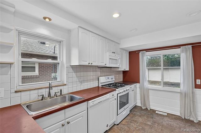 437 W Sunnybrook Drive, Royal Oak, MI 48073