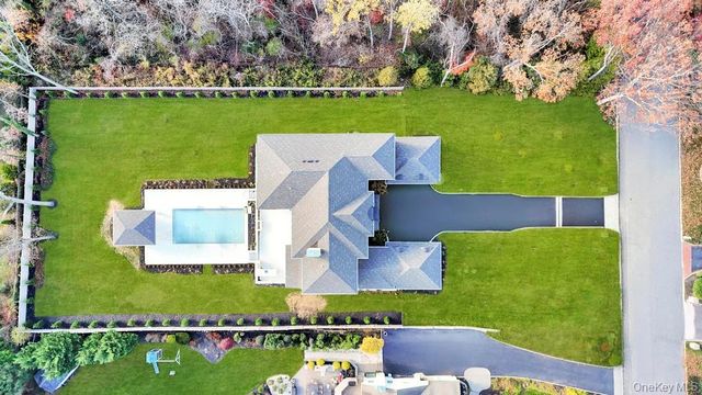 6 Gables Court, Dix Hills, NY 11746