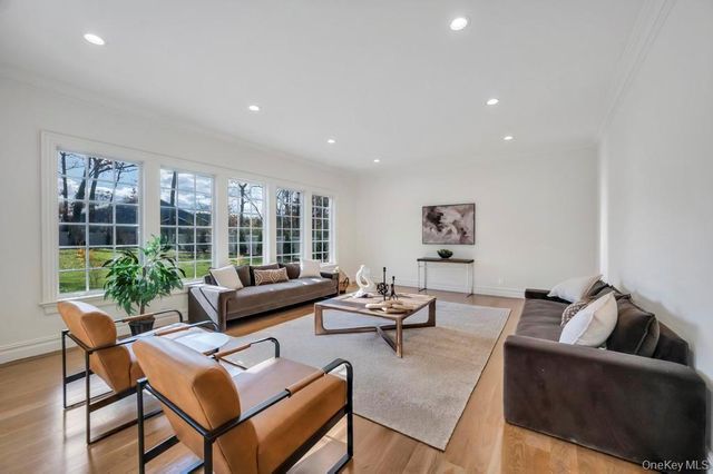 6 Gables Court, Dix Hills, NY 11746