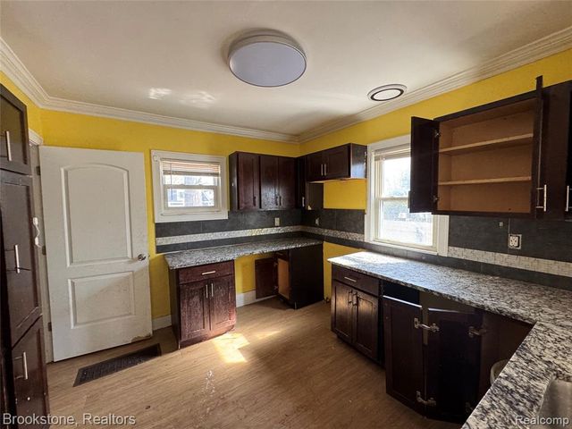 256 W Chicago Avenue, Pontiac, MI 48340