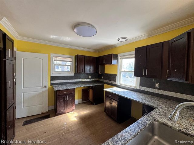 256 W Chicago Avenue, Pontiac, MI 48340