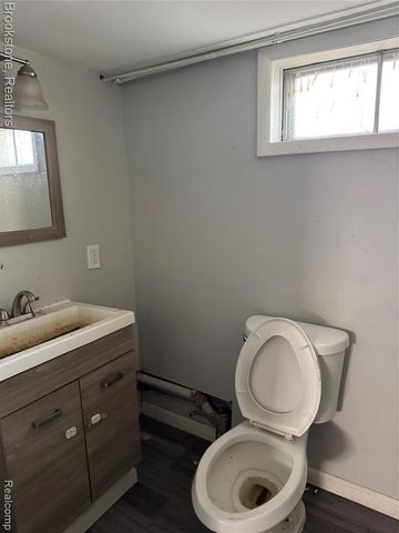256 W Chicago Avenue, Pontiac, MI 48340