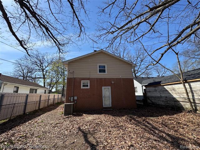 256 W Chicago Avenue, Pontiac, MI 48340