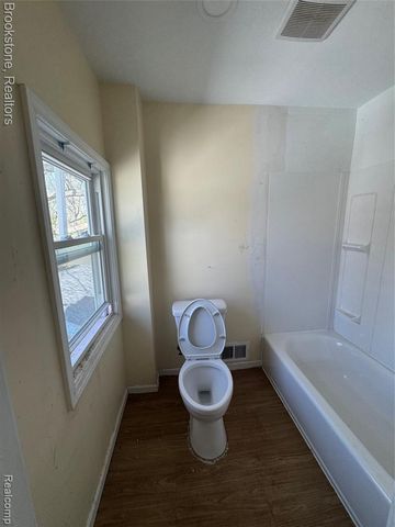 256 W Chicago Avenue, Pontiac, MI 48340