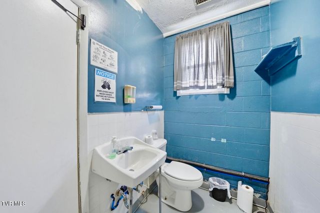 300 West Chilhowie Avenue, Johnson City, TN 37604