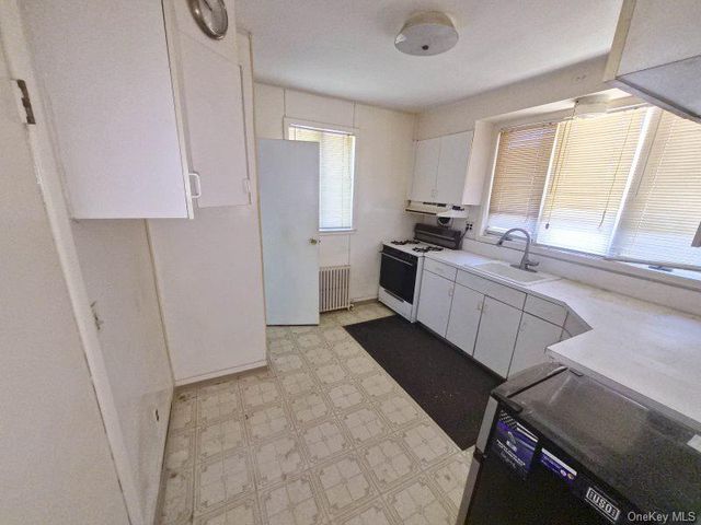 185 S Brookside Avenue, Freeport, NY 11520