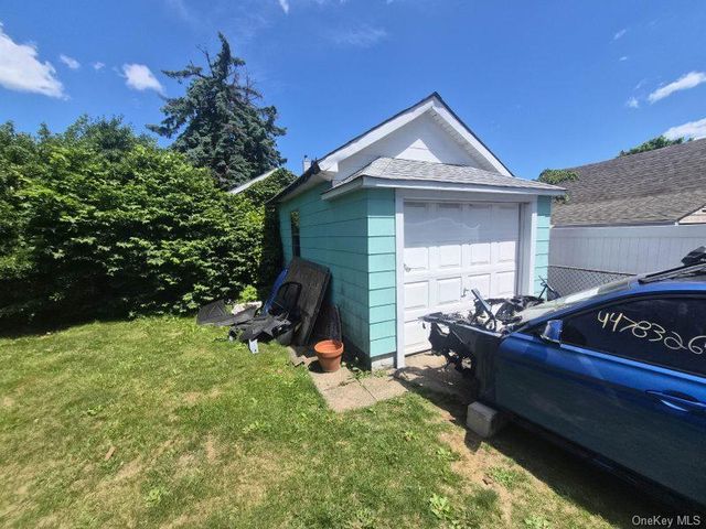 185 S Brookside Avenue, Freeport, NY 11520