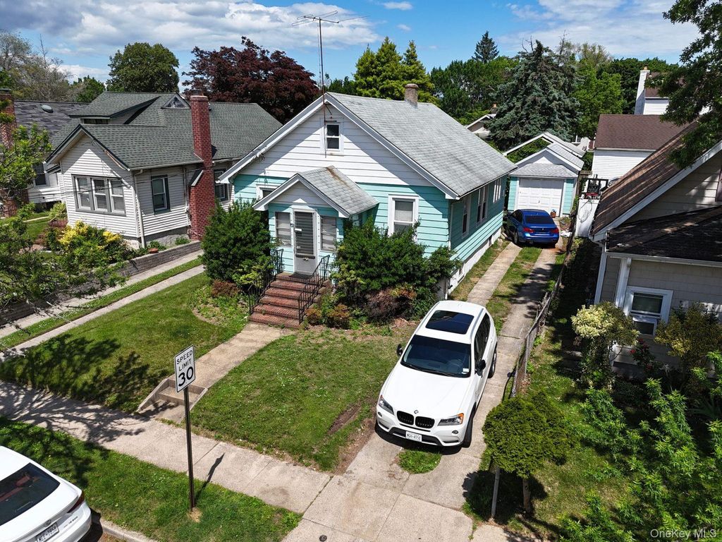 185 S Brookside Avenue, Freeport, NY 11520