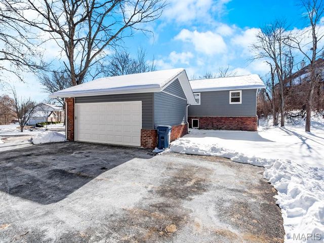 435 Holly Terrace Court, Ballwin, MO 63011