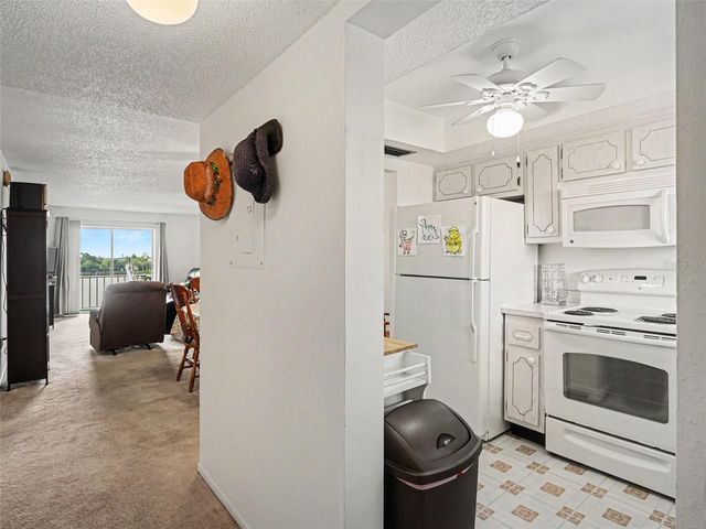 3801 LAKE BAYSHORE DRIVE H413, Bradenton, FL 34205