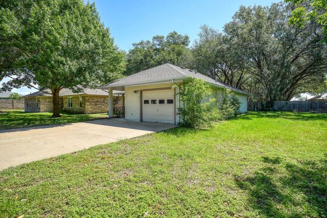 504 Leah LN, Smithville, TX 78957