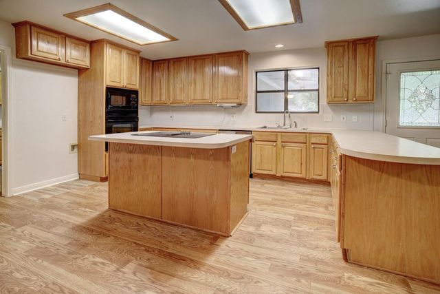 504 Leah LN, Smithville, TX 78957