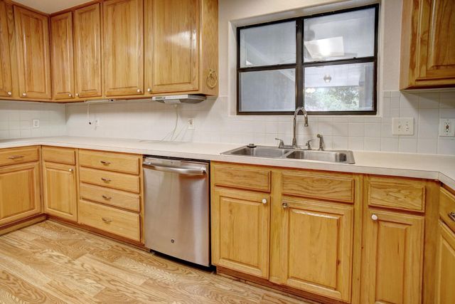 504 Leah LN, Smithville, TX 78957