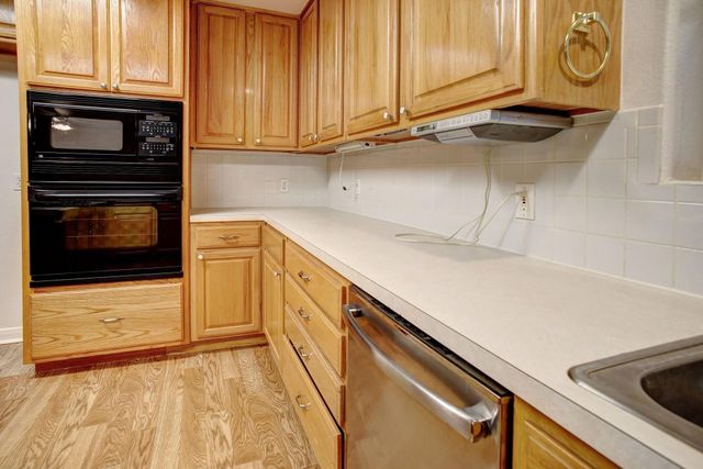 504 Leah LN, Smithville, TX 78957