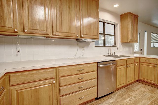 504 Leah LN, Smithville, TX 78957