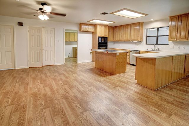504 Leah LN, Smithville, TX 78957