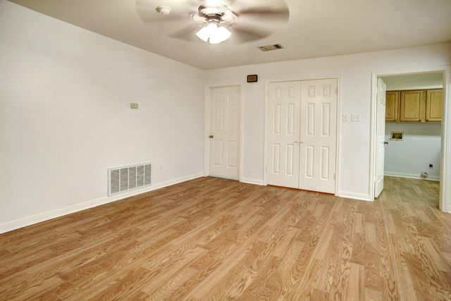 504 Leah LN, Smithville, TX 78957