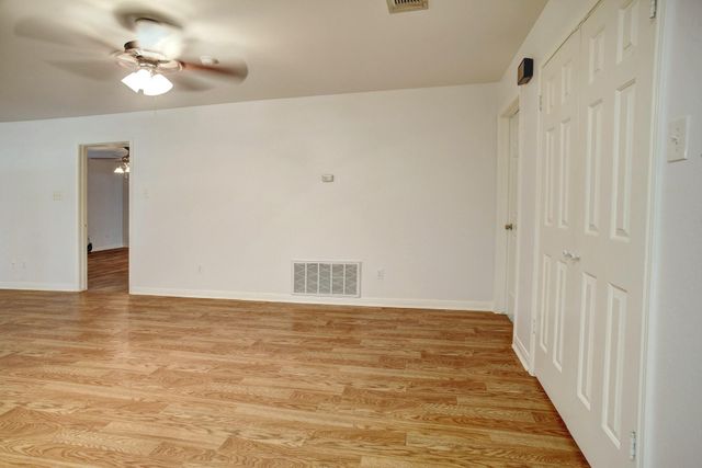 504 Leah LN, Smithville, TX 78957