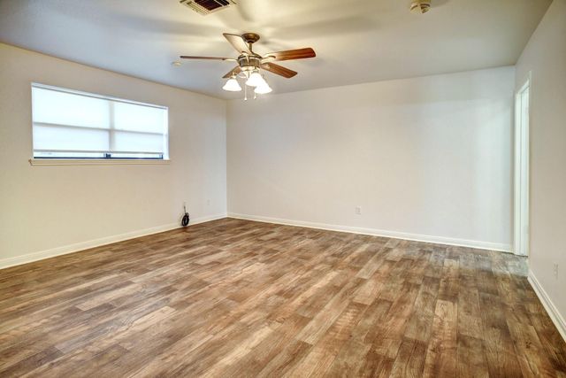 504 Leah LN, Smithville, TX 78957
