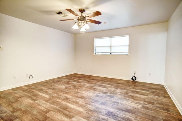 504 Leah LN, Smithville, TX 78957