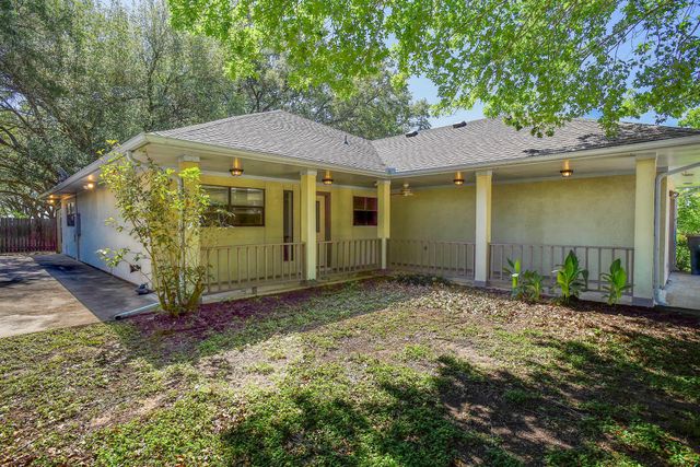 504 Leah LN, Smithville, TX 78957