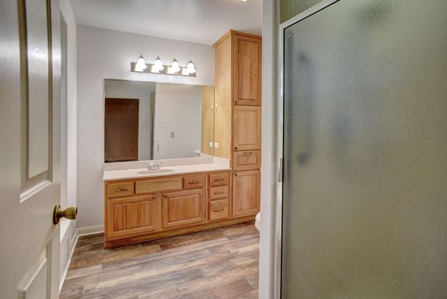 504 Leah LN, Smithville, TX 78957