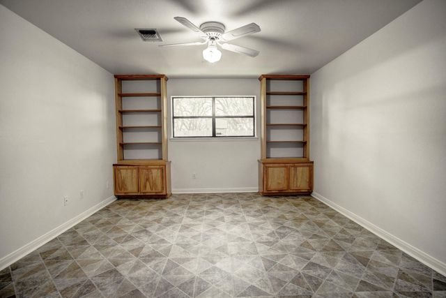 504 Leah LN, Smithville, TX 78957