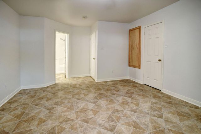 504 Leah LN, Smithville, TX 78957
