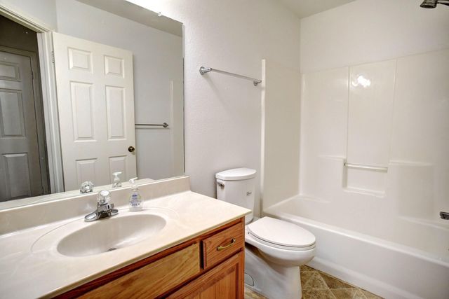 504 Leah LN, Smithville, TX 78957