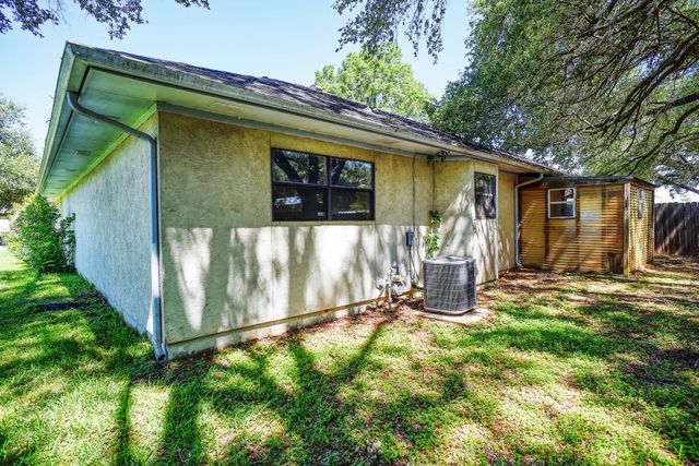 504 Leah LN, Smithville, TX 78957