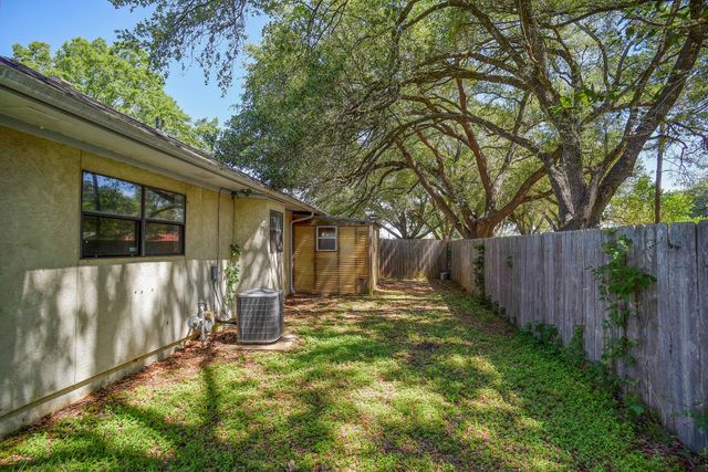 504 Leah LN, Smithville, TX 78957