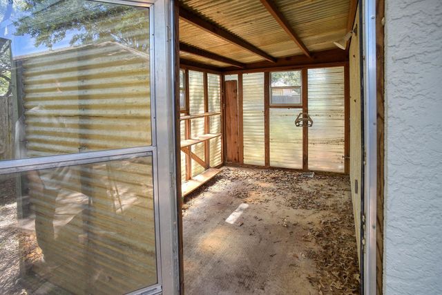 504 Leah LN, Smithville, TX 78957