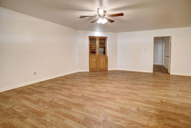 504 Leah LN, Smithville, TX 78957