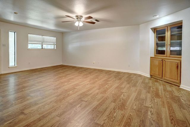 504 Leah LN, Smithville, TX 78957